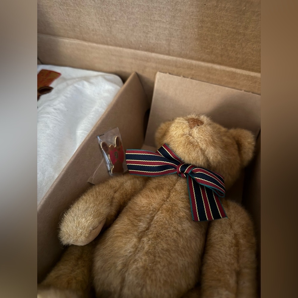 Vintage 1995 GUND Collectors Club Teddy Bear NIB Poseable w/ Box & Shirt - Picture 6 of 7